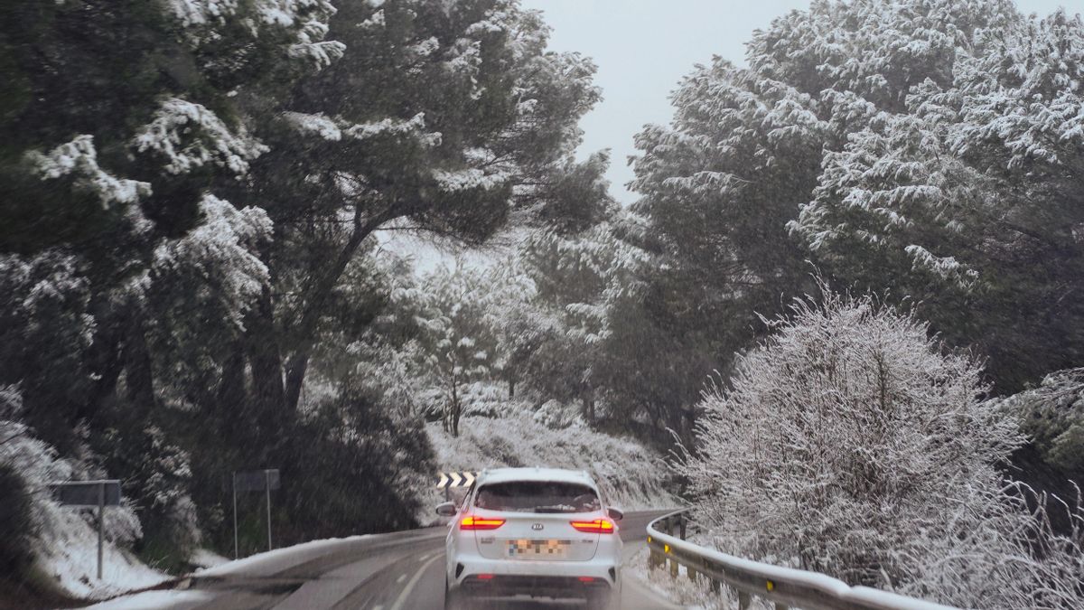 Casi 600 camiones que iban a Galicia quedan embolsados en la A-52 en Zamora por la nieve de la borrasca Ingrid