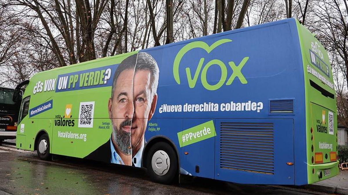 Hazte Oír intenta colarse en la campaña aragonesa con un autobús que carga contra Vox