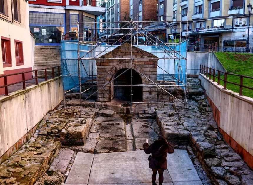 Una joya prerrománica, en peligro: la fuente ovetense de La Foncalada resiste entre verdín, andamios y pavos reales
