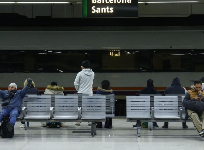 Rodalies arranca la jornada con líneas cortadas y autobuses para suplir la falta de trenes en algunos tramos