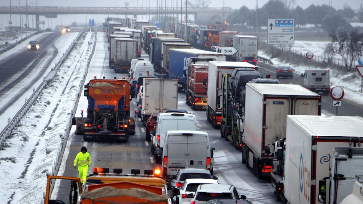 La borrasca deja nevadas en Catalunya y causa incidencias en varias carreteras, con cortes en la autovía A2