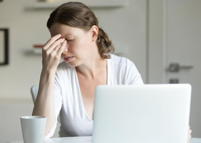 Cuánto tiempo puedes llevar lentillas si trabajas con ordenador, según el óptico Carlos Muñoz: «El material es un factor importante»