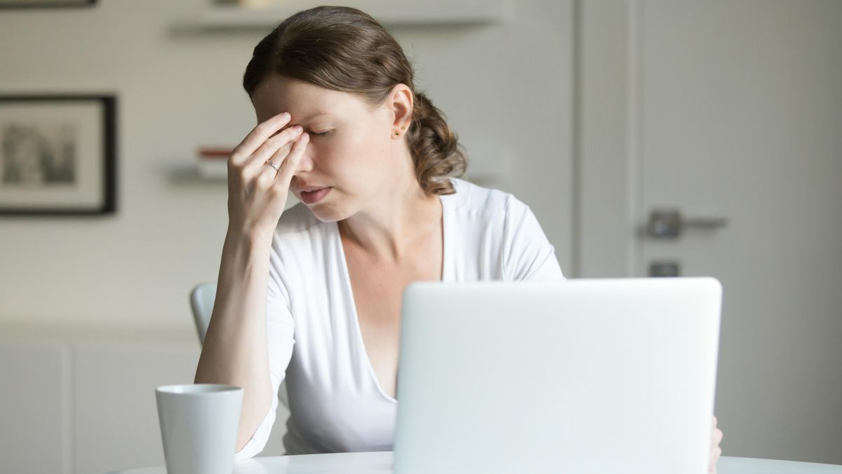 Cuánto tiempo puedes llevar lentillas si trabajas con ordenador, según el óptico Carlos Muñoz: «El material es un factor importante»