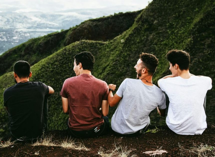 Cuando estar rodeado de gente no es suficiente para no sentirnos solos: «Compartimos espacios pero no vínculos profundos”