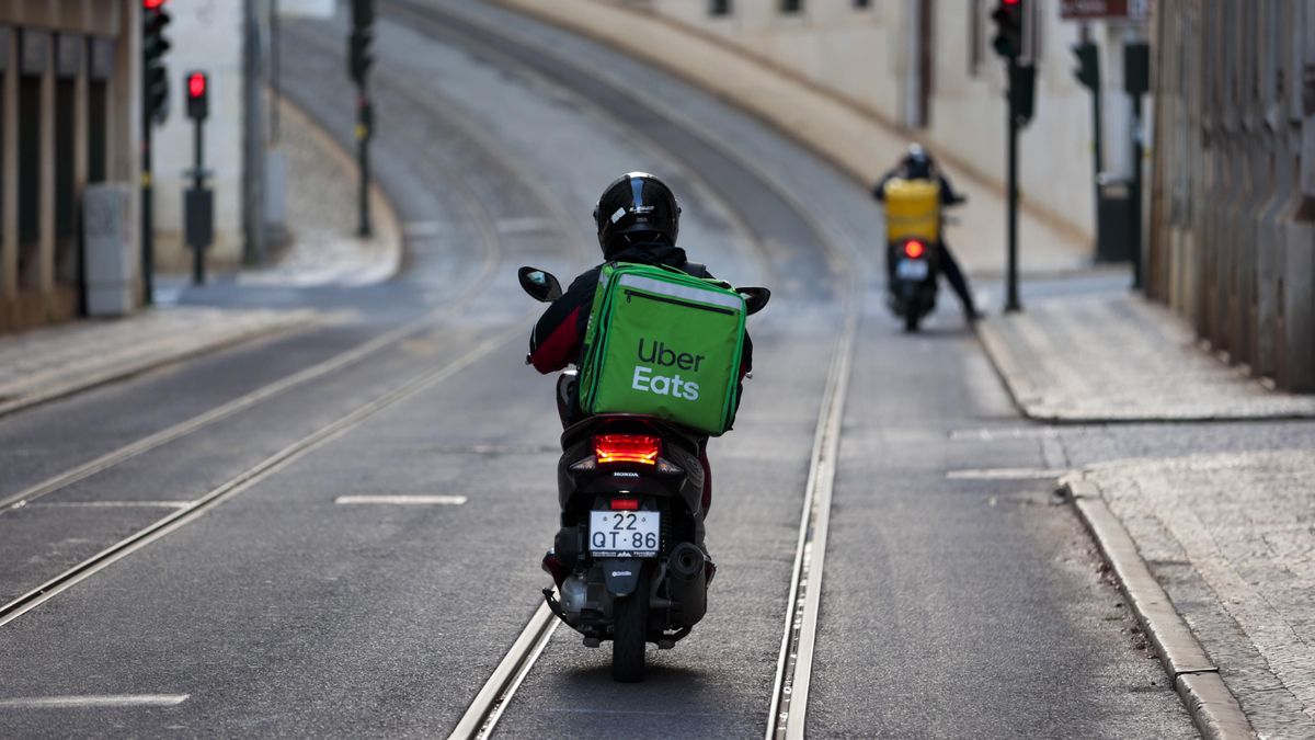 Años de multas, una ley y amenaza de cárcel a directivos: cómo Trabajo tumbó el modelo de ‘riders’ falsos autónomos