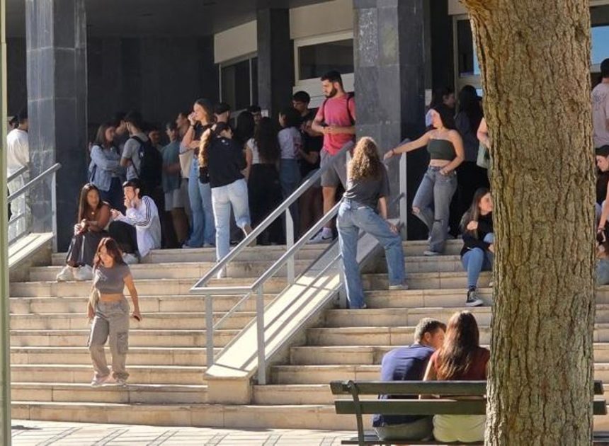 Un graduado de la universidad pública puede ganar hasta 1.300 euros más que uno de la privada: la clave es su familia