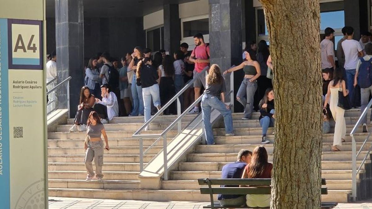 Un graduado de la universidad pública puede ganar hasta 1.300 euros más que uno de la privada: la clave es su familia