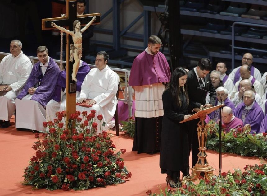 «Lucharemos por la verdad y para que no haya otro tren»: Huelva rinde homenaje a las víctimas de Adamuz