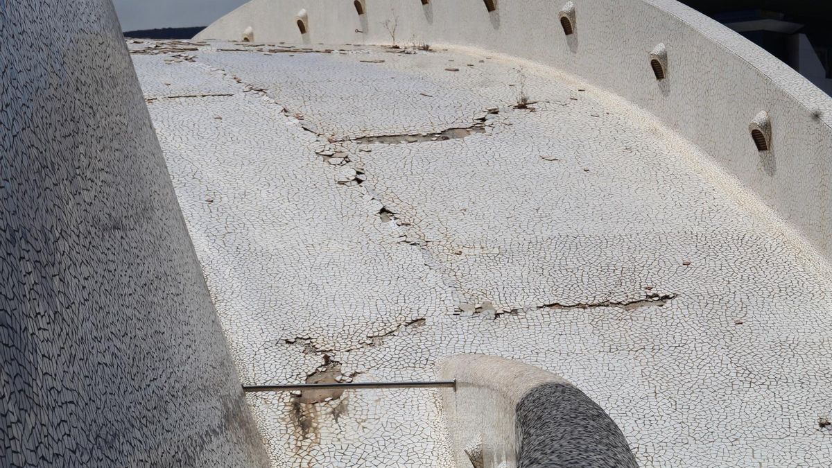 El auditorio de Calatrava en Tenerife sigue cayéndose a cachos y el Cabildo no dice si el arquitecto pagará la reforma