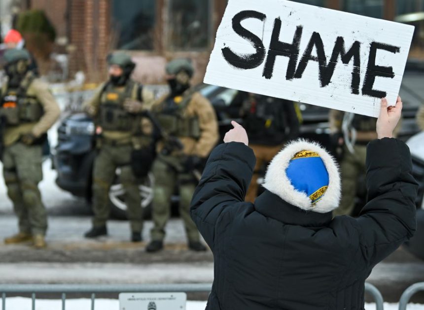 Trump amenaza con aplicar la ley contra las insurrecciones en Minnesota por las protestas contra el asesinato del ICE