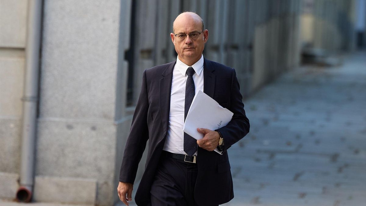 Julio Iglesias contrata al abogado Choclán y se prepara para una posible investigación en España