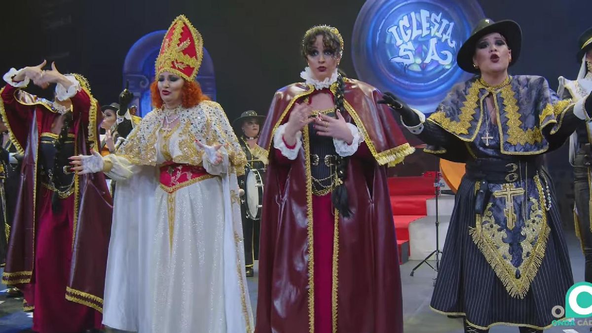 «Bonilla dimisión»: el público del carnaval de Cádiz estalla tras la comparsa que denuncia el escándalo de los cribados