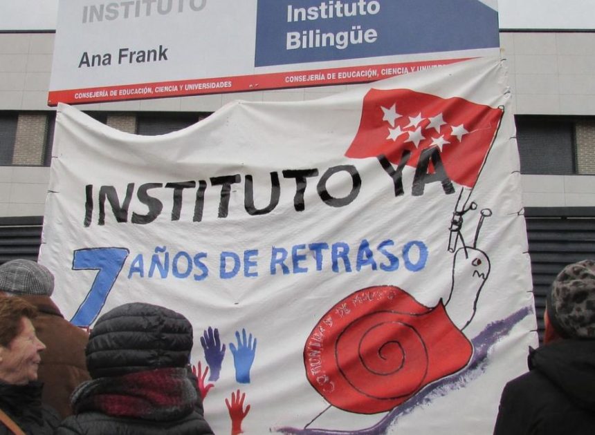 Aravaca protesta por el instituto público que lleva siete años cerrado: «Este es un colegio para todos»