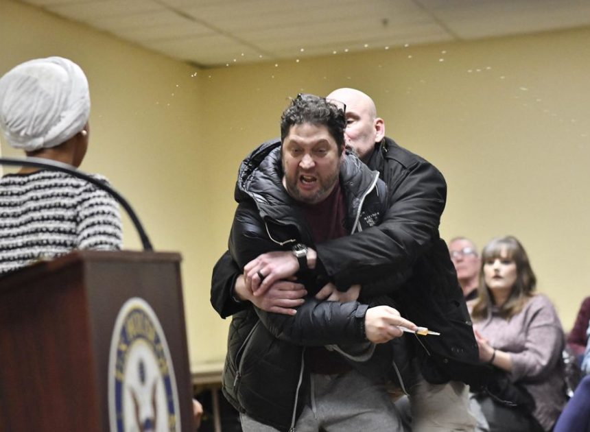 Un hombre ataca a Ilhan Omar en Minneapolis, la congresista más insultada y odiada por Trump