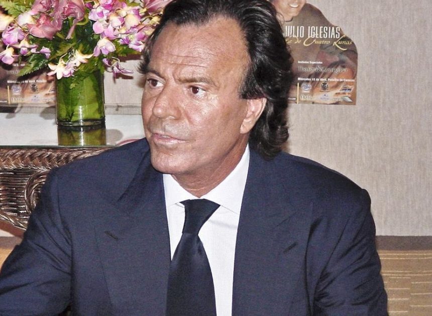 Los seis delitos a los que se enfrenta Julio Iglesias en la denuncia que ya analiza la Fiscalía