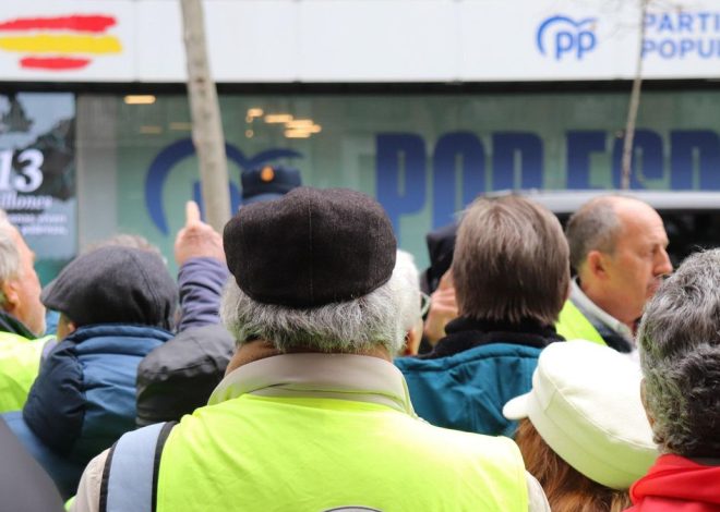 Jubilados protestan ante la sede del PP por tumbar el ‘escudo social’ y la subida de las pensiones: “Es terrorismo social”