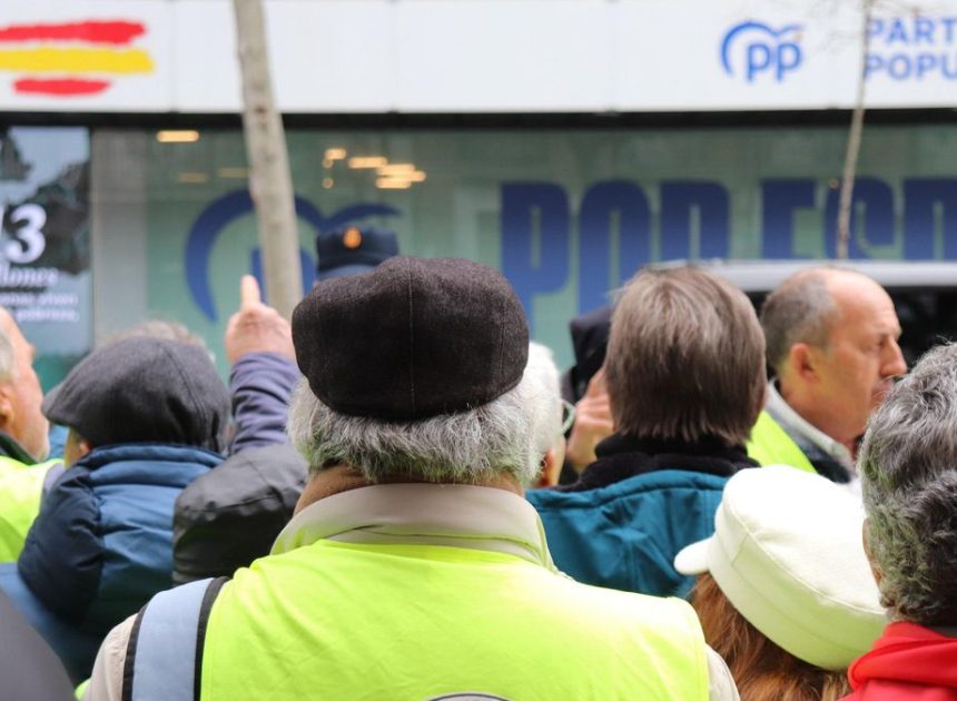 Jubilados protestan ante la sede del PP por tumbar el ‘escudo social’ y la subida de las pensiones: “Es terrorismo social”