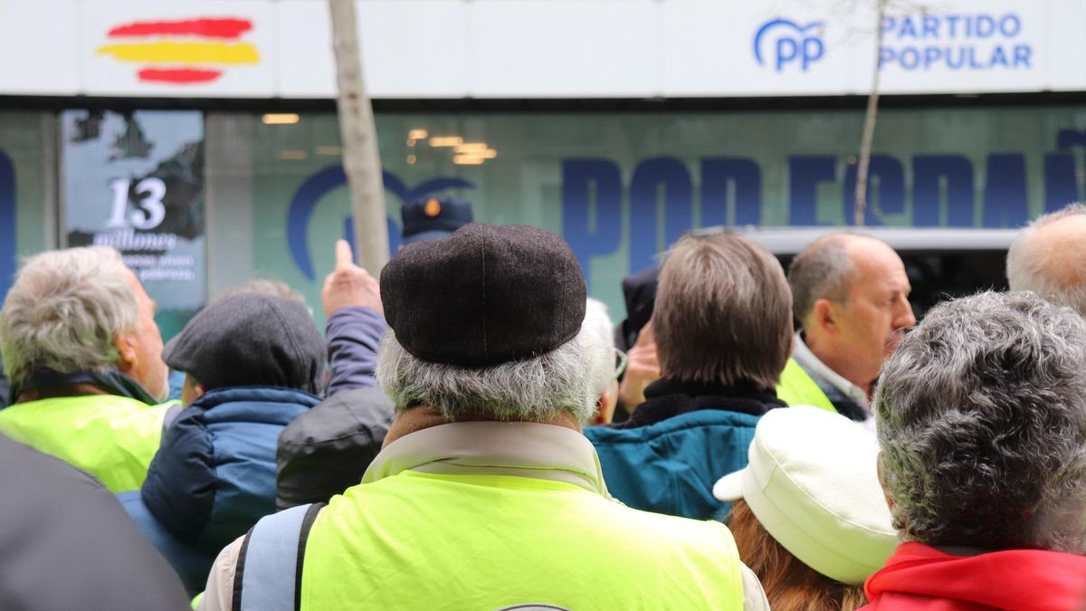 Jubilados protestan ante la sede del PP por tumbar el ‘escudo social’ y la subida de las pensiones: “Es terrorismo social”