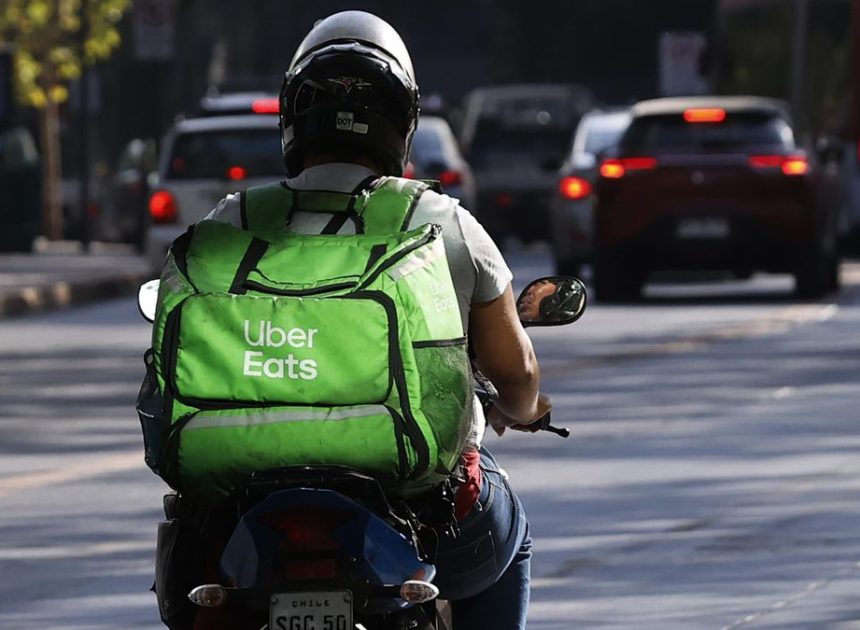Uber Eats dejará de repartir con ‘riders’ autónomos tras la amenaza de Trabajo de una demanda penal contra la empresa
