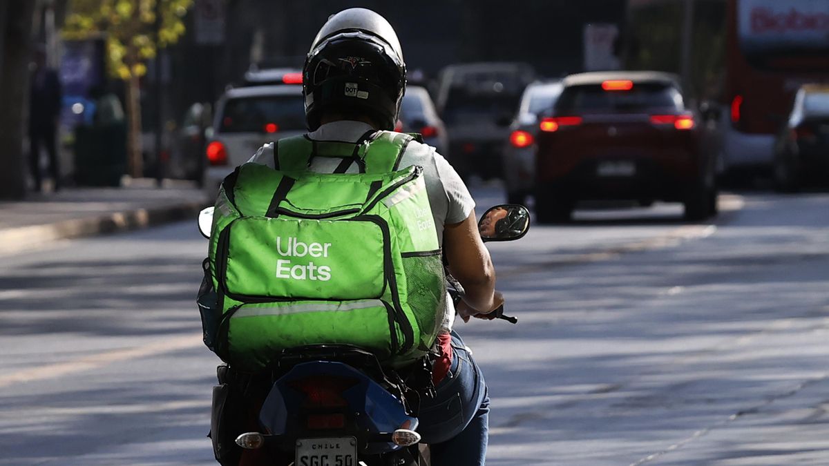 Uber Eats dejará de repartir con ‘riders’ autónomos tras la amenaza de Trabajo de una demanda penal contra la empresa