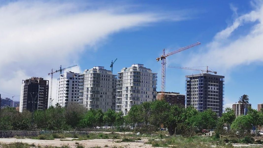 Pérez Llorca abre la veda a un nuevo ‘ladrillazo’ y privatiza la catalogación de vivienda pública protegida