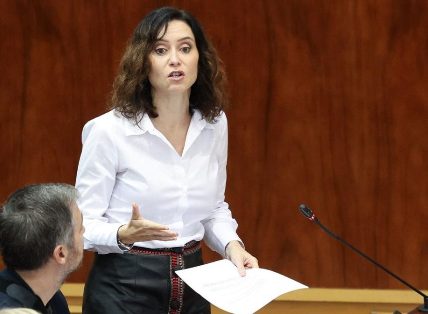 Sanidad denuncia al Gobierno de Ayuso por negarse a crear el registro de objetores al aborto