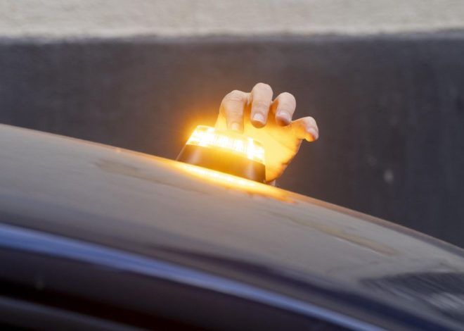 Un profesor de autoescuela repasa todo lo que necesitas saber sobre las balizas V-16: “Es un error guardarlas en el maletero”