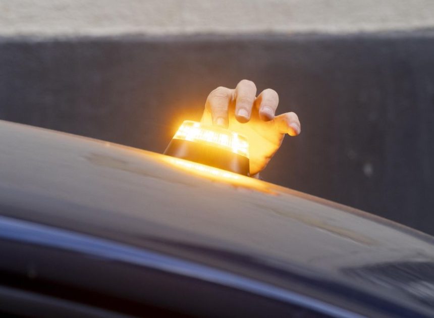 Un profesor de autoescuela repasa todo lo que necesitas saber sobre las balizas V-16: “Es un error guardarlas en el maletero”