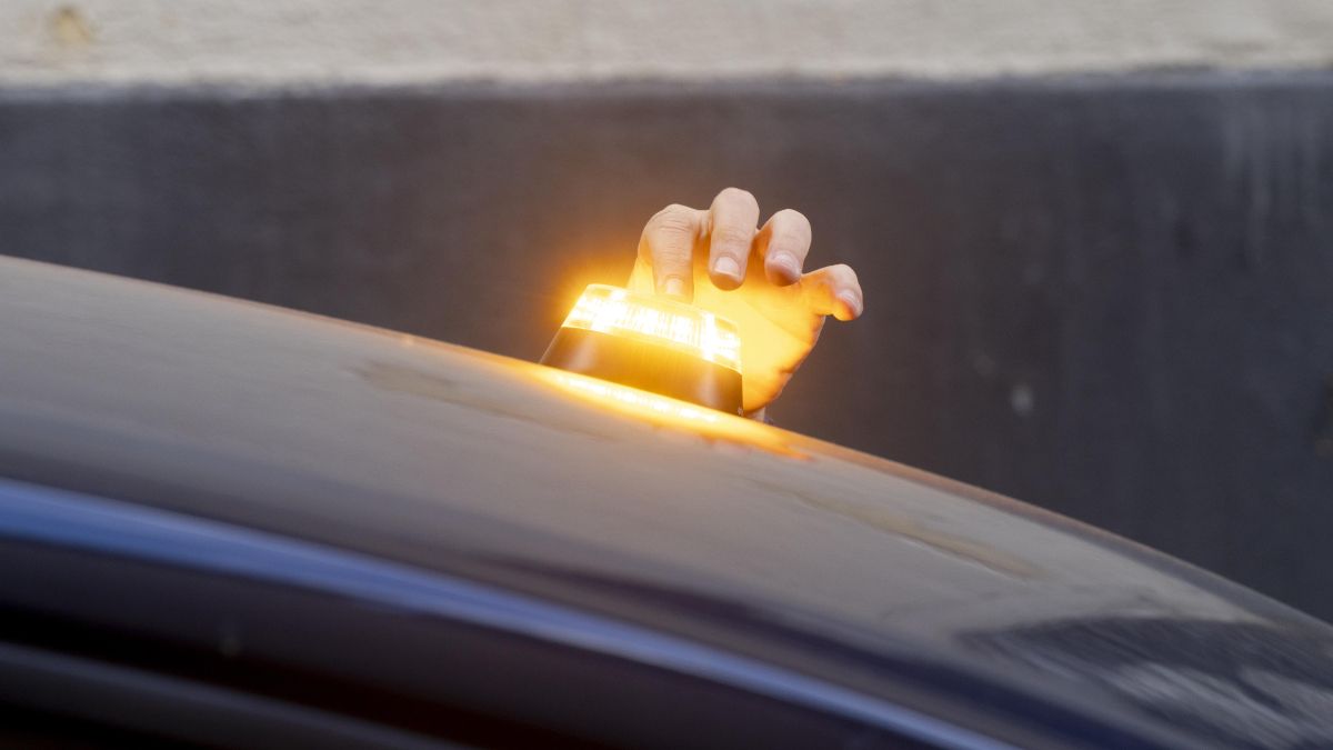 Un profesor de autoescuela repasa todo lo que necesitas saber sobre las balizas V-16: “Es un error guardarlas en el maletero”