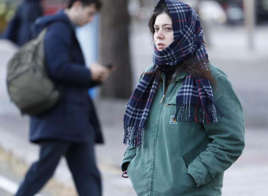 La víspera de Reyes en Madrid queda marcada por la coincidencia de la borrasca Francis y una masa de aire muy frío con lluvias, nieve en la Sierra y bajada térmica.