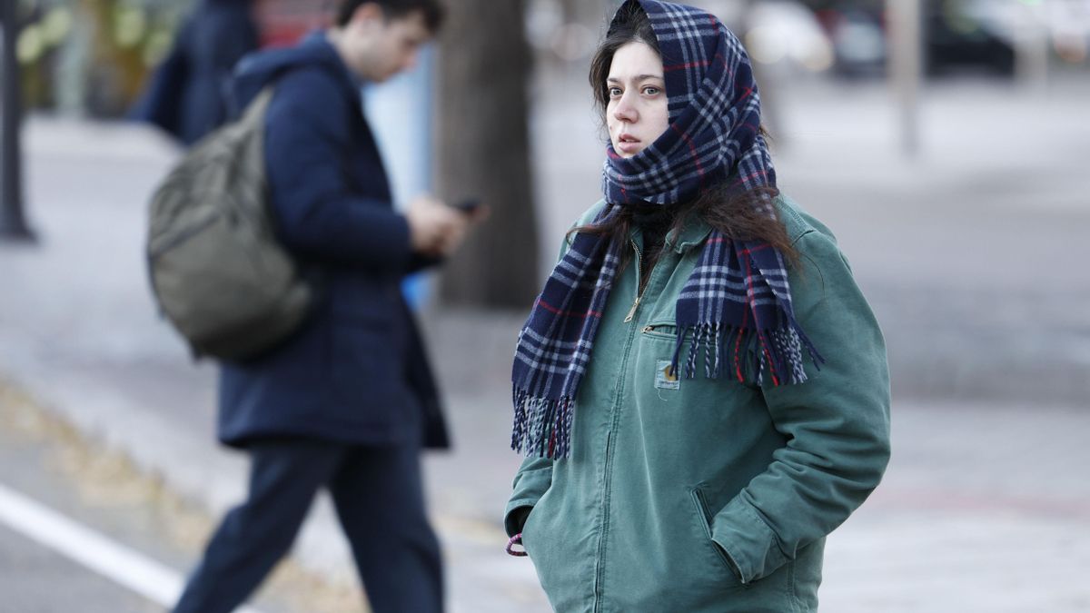 La víspera de Reyes en Madrid queda marcada por la coincidencia de la borrasca Francis y una masa de aire muy frío con lluvias, nieve en la Sierra y bajada térmica.