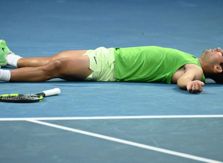 Alcaraz sobrevive al calor y a Zverev para alcanzar su primera final del Open de Australia
