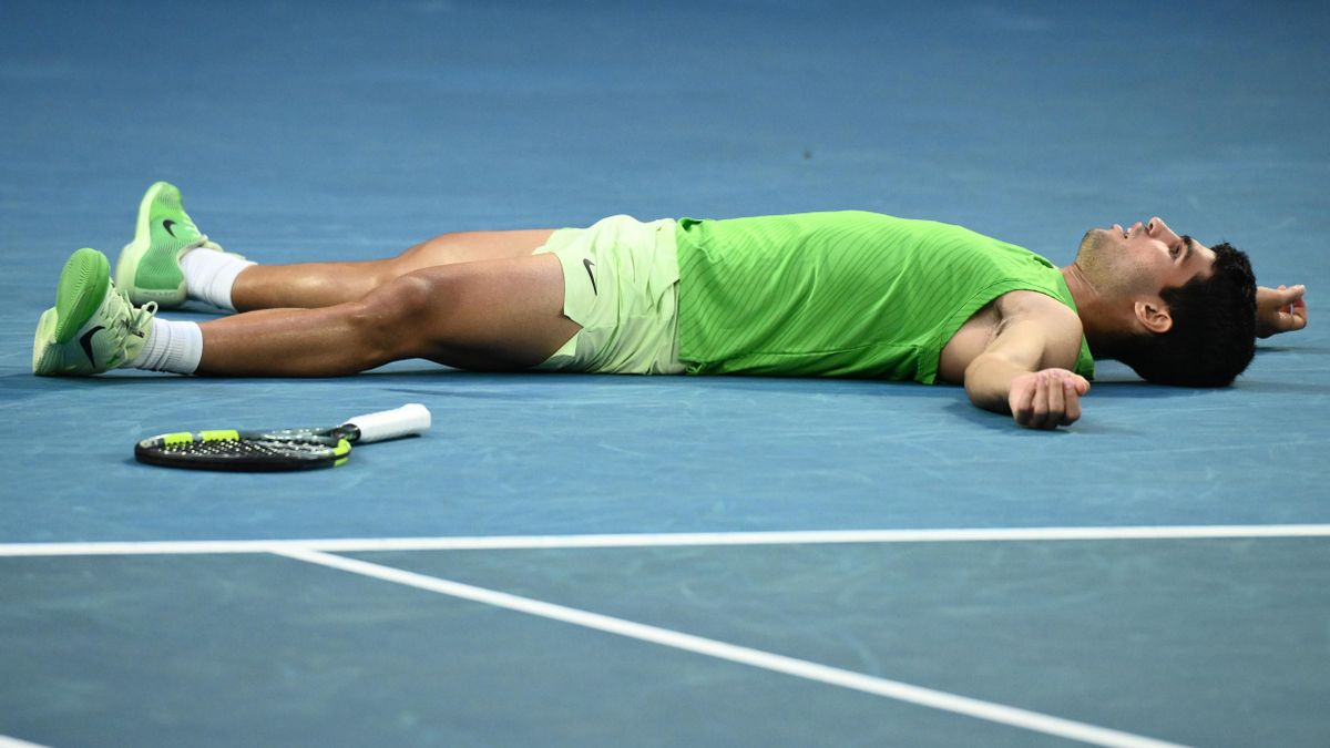Alcaraz sobrevive al calor y a Zverev para alcanzar su primera final del Open de Australia