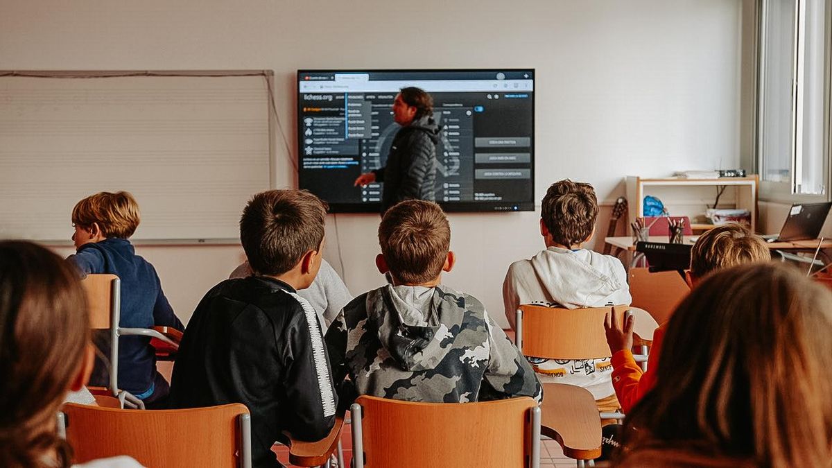 La Generalitat sube el sueldo hasta un 8% a los inspectores de Educación, gremio de la consellera, mientras relega a los profesores