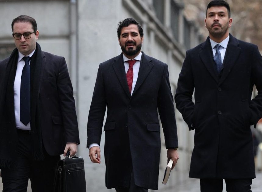 Alvise niega el acoso a sus eurodiputados y aprovecha su declaración en el Supremo para hacer campaña