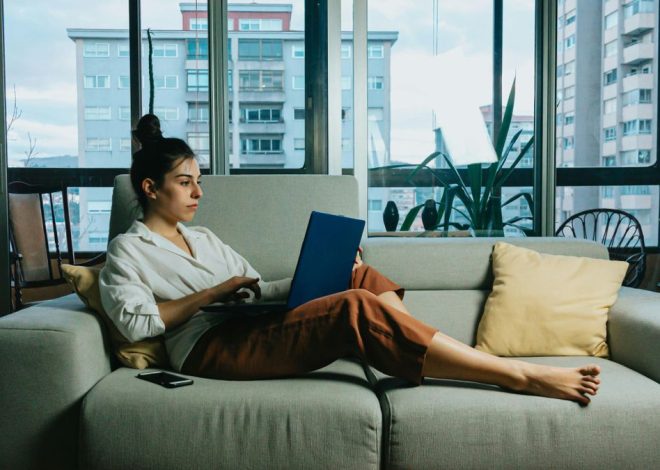 De la firmeza a la altura ideal: las claves de una fisioterapeuta para elegir sofá si tienes problemas de espalda y cuello