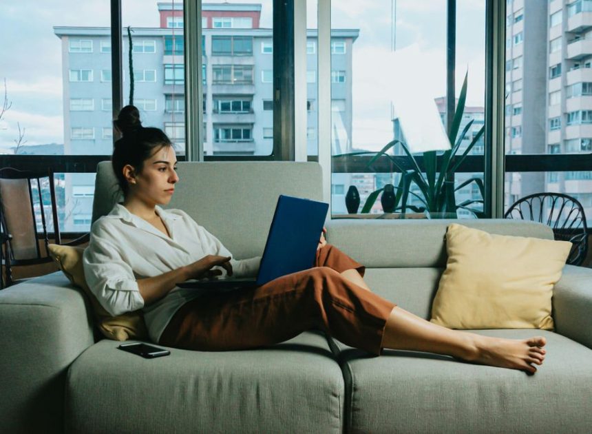 De la firmeza a la altura ideal: las claves de una fisioterapeuta para elegir sofá si tienes problemas de espalda y cuello