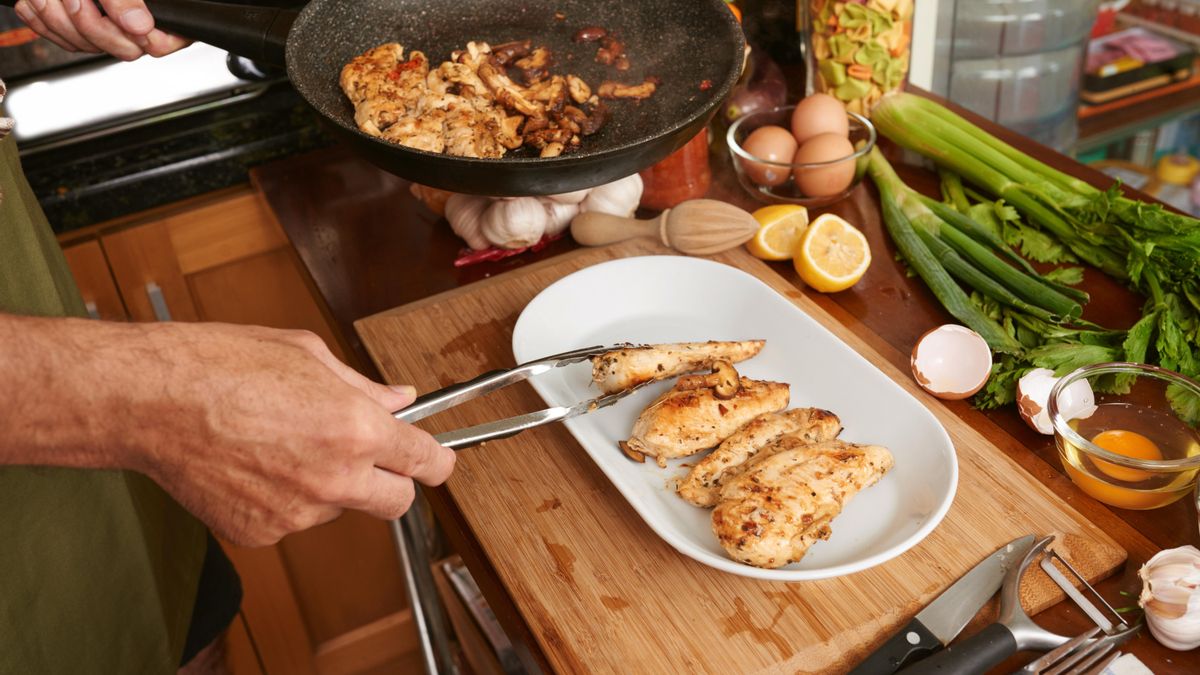 Microondas, horno, ‘air fryer’ o sartén: cuál es el método más seguro para recalentar cada comida