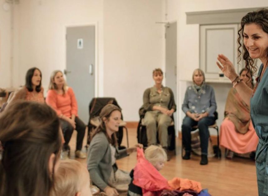 Madres que cantan juntas para cuidar su salud mental: «Ha sido sanador»