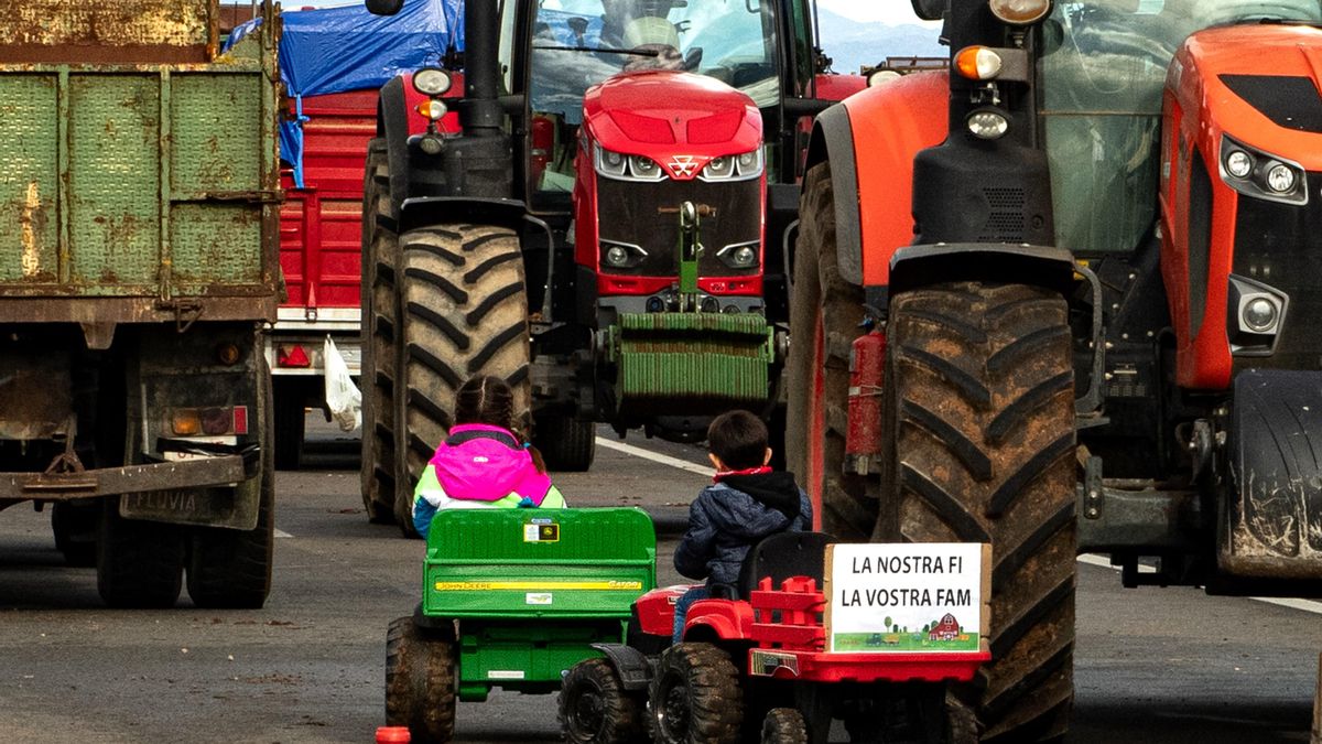 Los agricultores catalanes ponen fin a cinco días de cortes de carreteras tras la reunión con Illa
