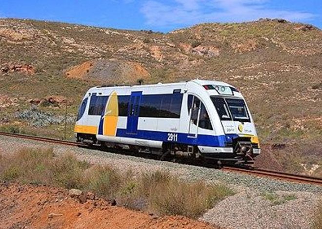 Al menos tres heridos leves en un choque de un tren de pasajeros de FEVE en Cartagena