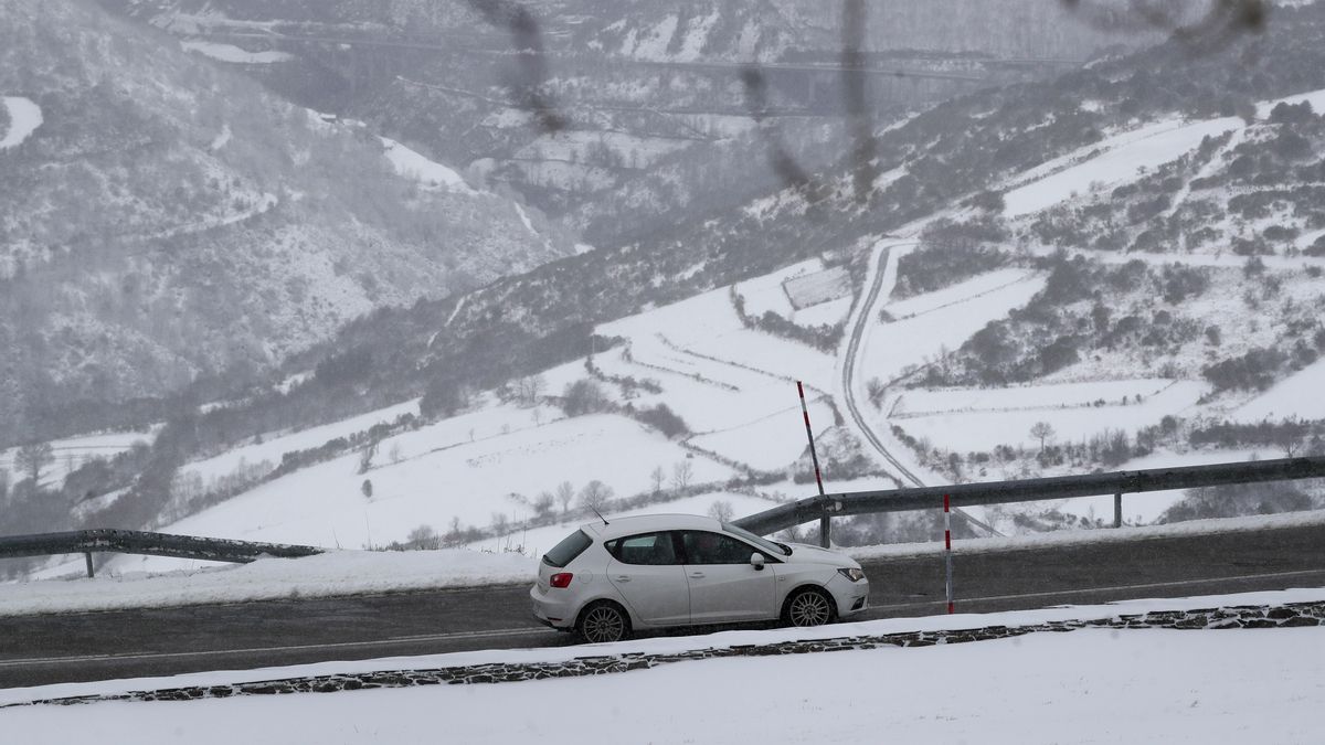 España bajo el azote de la borrasca Ingrid: 65 carreteras afectadas por las nevadas y alerta por olas de 9 metros