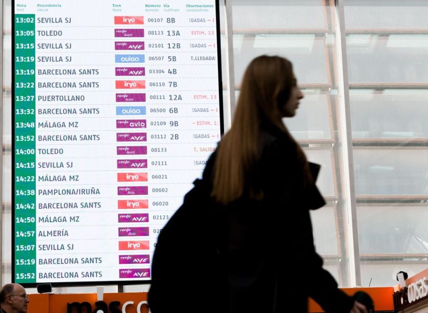 Los trenes de alta velocidad que salen de Atocha sufren retrasos de más de una hora por el bloqueo de una vía