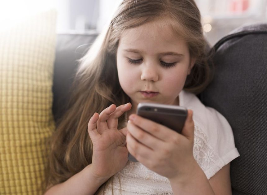 La psicóloga Silvia Álava, sobre bloquear las redes sociales a menores de 16: “Darle un teléfono a un niño no es inocuo”