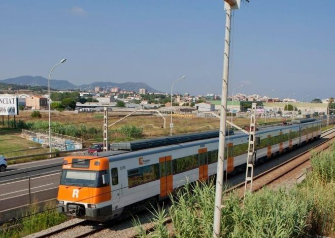 Emergencias atiende a 15 personas tras el choque de un tren de Rodalies con un muro caído entre Gelida y Sant Sadurní, Barcelona