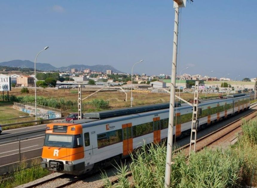 Emergencias atiende a 15 personas tras el choque de un tren de Rodalies con un muro caído entre Gelida y Sant Sadurní, Barcelona