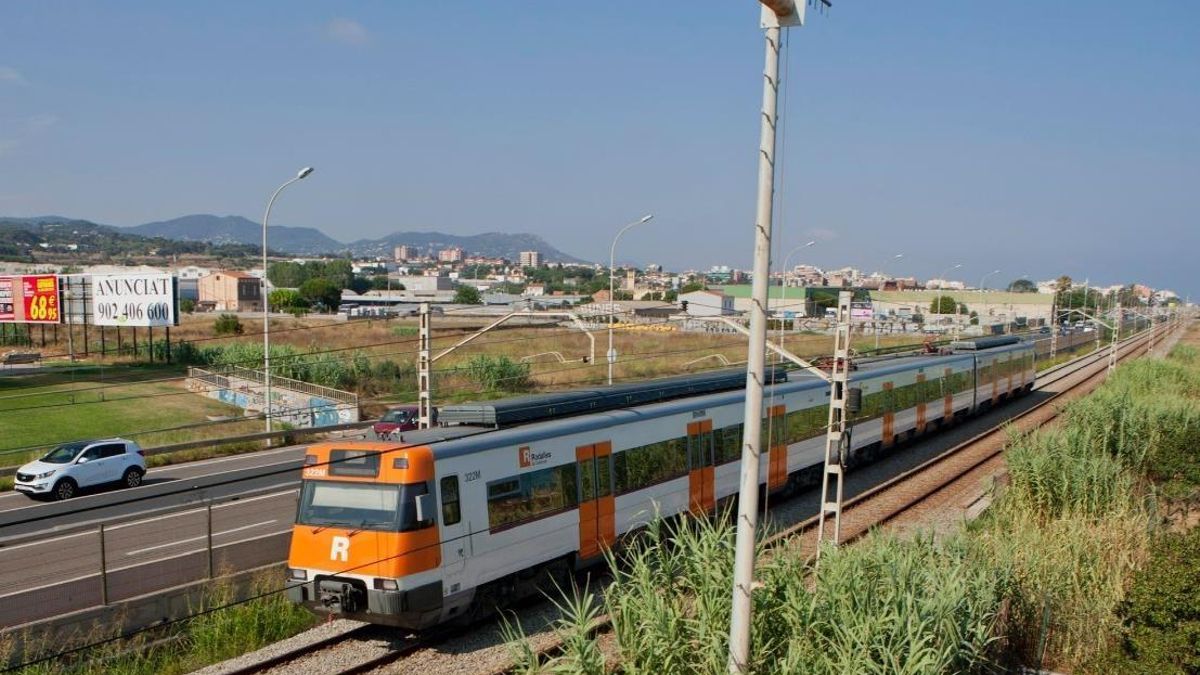 Emergencias atiende a 15 personas tras el choque de un tren de Rodalies con un muro caído entre Gelida y Sant Sadurní, Barcelona