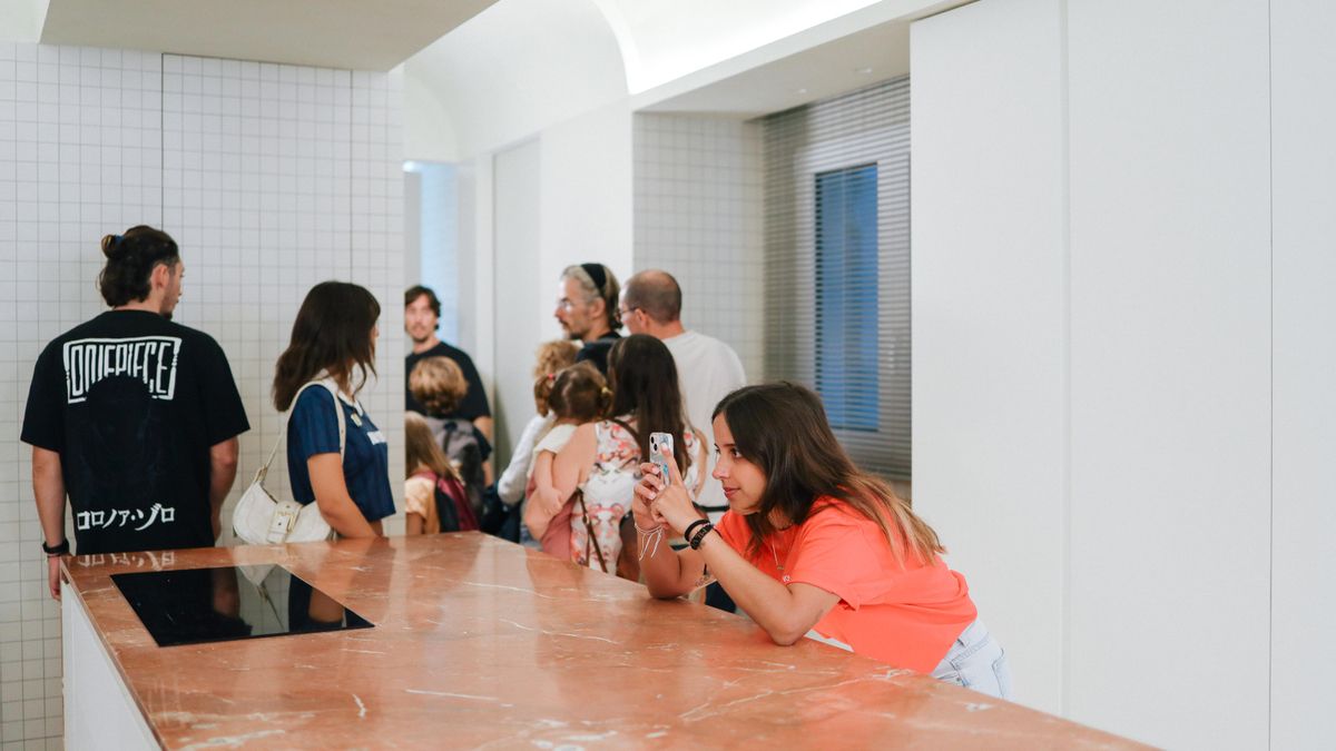 El placer de cotillear casas, de entretenimiento a síntoma: “No te lo puedes permitir ni en sueños, pero lo consumes igual»