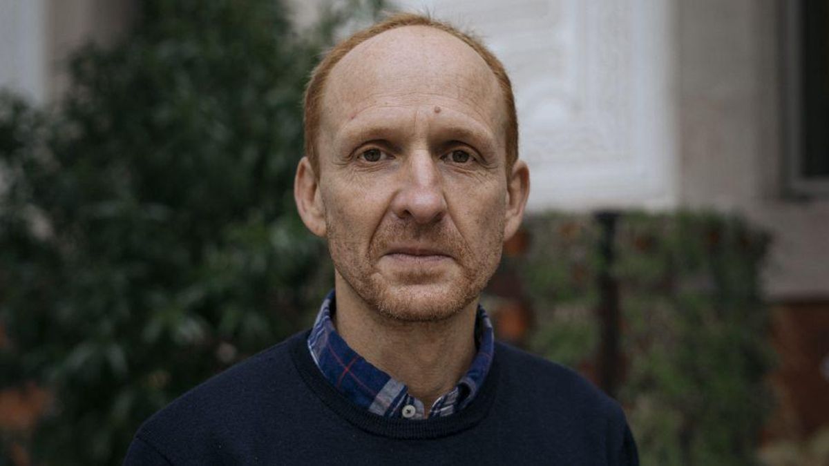 Daniel Gamper, filósofo: «A los gobiernos les interesa que la gente obtenga descargas constantes de dopamina»