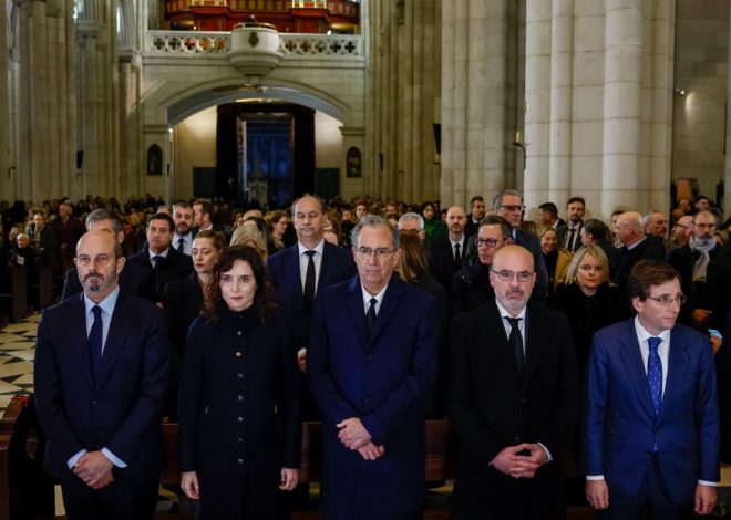 Lágrimas contenidas, turistas despistados y una hora de tregua política en el funeral de Ayuso por Adamuz: «Reina el silencio»